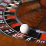 Рулетка в казино с фишками на игровом столе