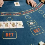 Игра в блэкджек: карты и фишки на зеленом столе казино